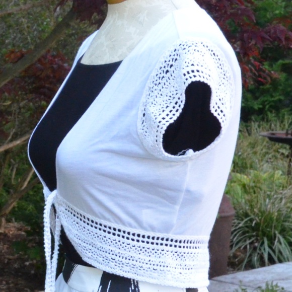 Guess Crochet Trim Crop Top / BUNDLE AND SAVE. - Picture 3 of 8